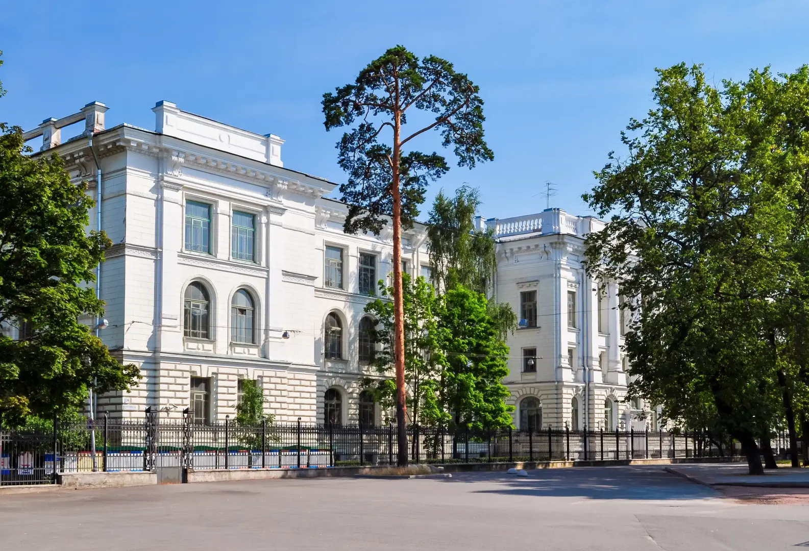 Популярные вузы Санкт-Петербурга 2025 года