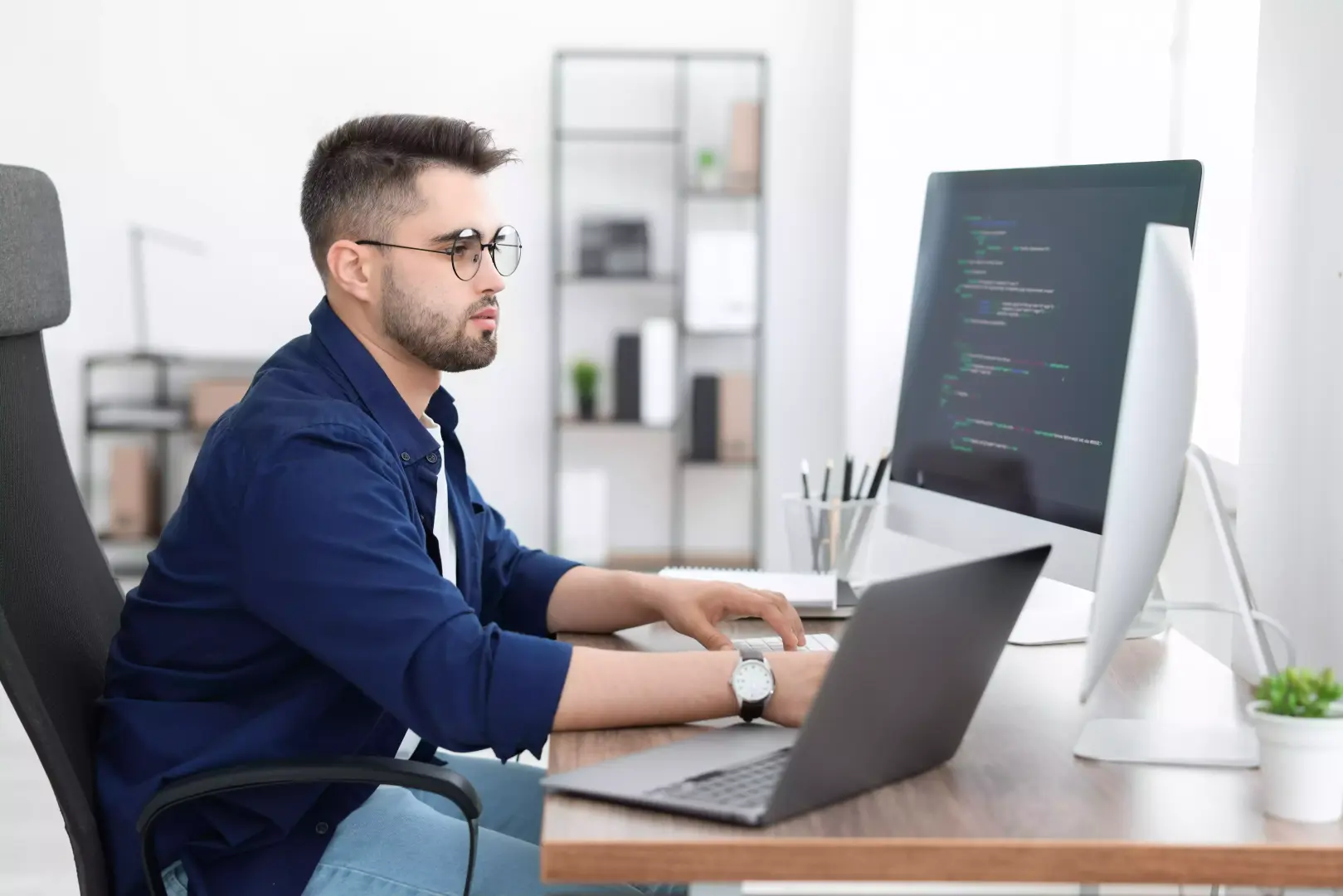 В чем разница между программистом и разработчиком