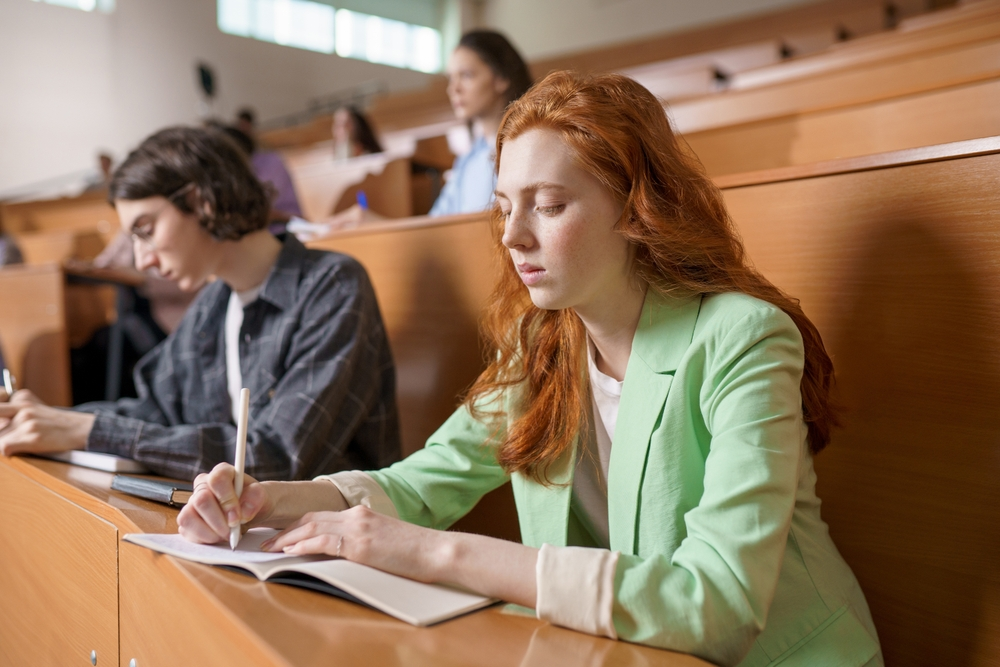 Стоит ли получать высшее образование сегодня: плюсы, минусы и альтернативы