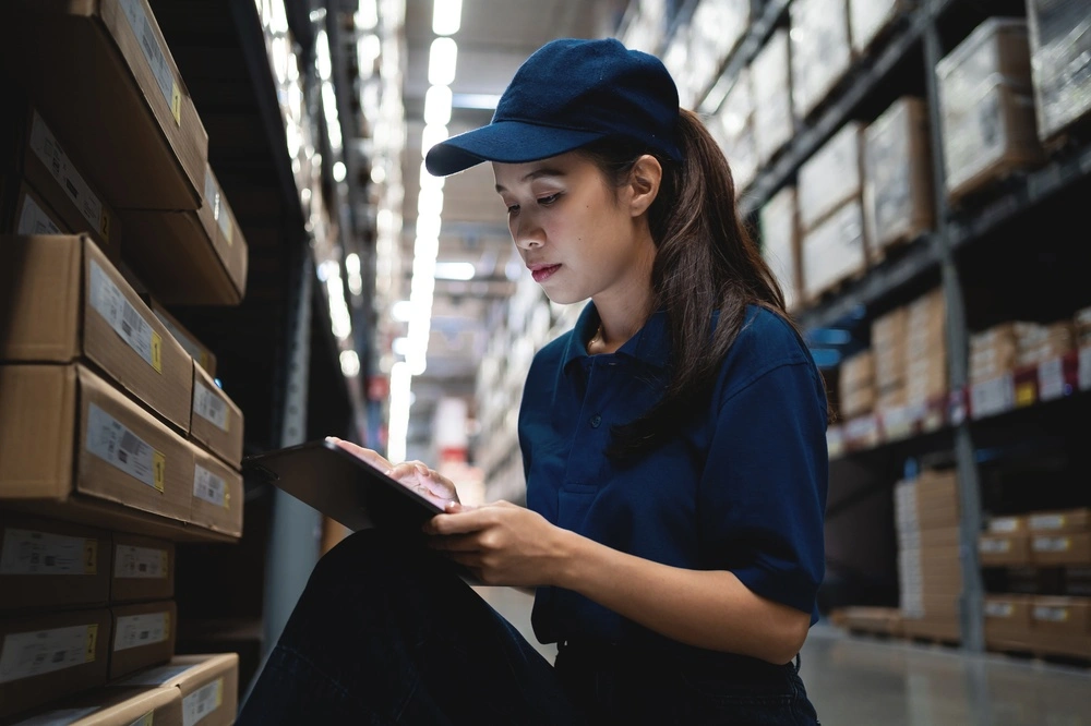 Складской специалист: стабильная работа и карьерный рост в логистике и торговле
