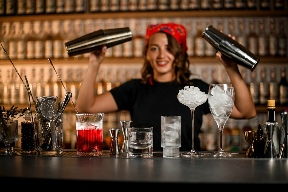 Бармен: особенности работы, навыки и путь от новичка до профессионала