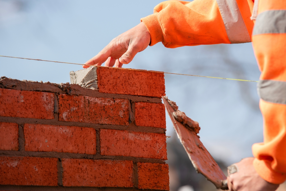 Каменщик: кто это, чем занимается и как начать карьеру в строительстве