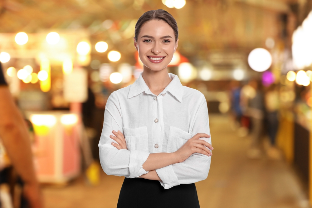 Всё о профессии хостес: от встречи гостей до управления потоком посетителей